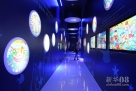 韩国丽水世博会中国馆内景，长廊两边的画作都是中国孩子的作品。