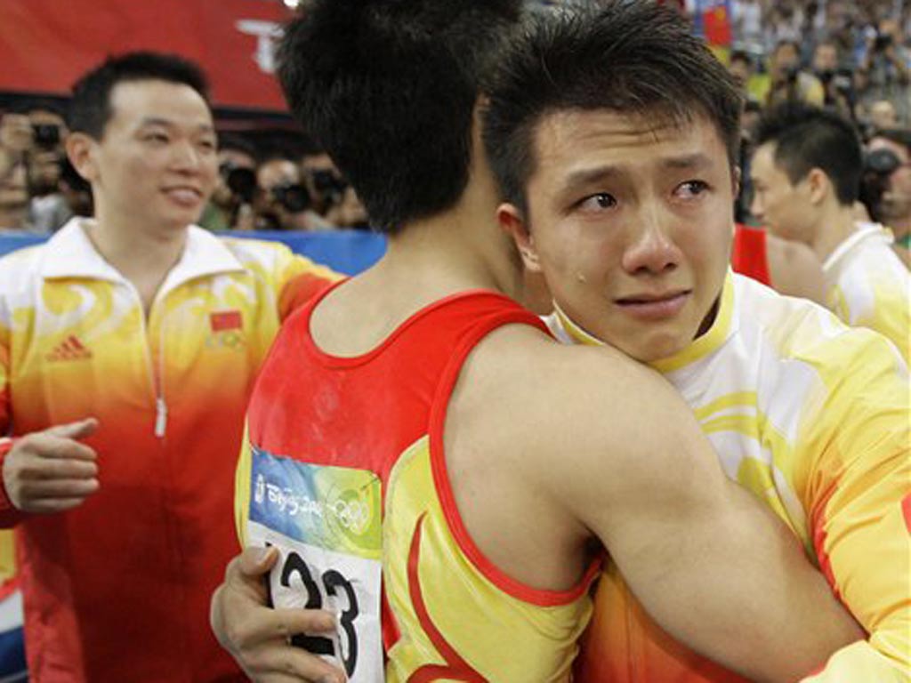 陈一冰与队友拥抱痛哭.图片来源:微博