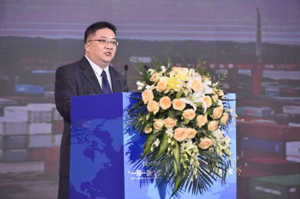 图为新华社中国经济信息社副总裁匡乐成在商博会上发布《泸州市营商环境报告》