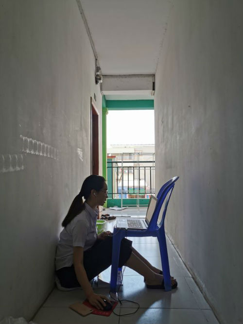 4月22日，在柬埔寨金边亚欧大学，汉语教师志愿者陈莉娟在上网络直播课。新华社发（柬埔寨皇家科学院孔子学院供图）